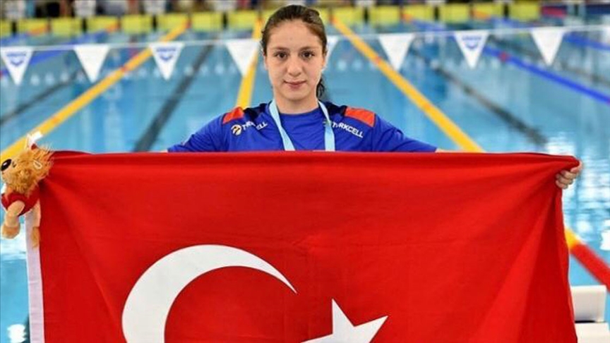 Turkish swimmer Merve Tuncel set a new short course world junior record in the 1500-meter freestyle, Türkiye, December 22, 2020. (AA Photo)