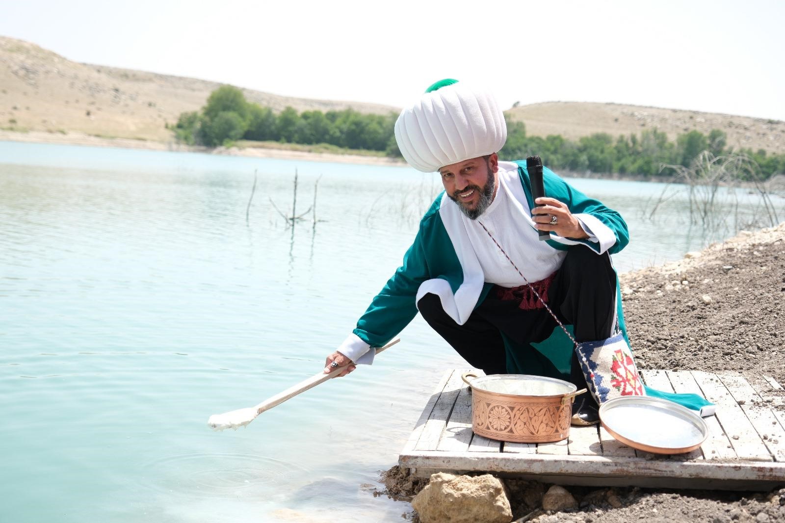SIVRIHISAR BELEDIYESI TARAFINDAN DÜZENLENEN VE BU YIL 8'INCISI GERÇEKLESTIRILECEK OLAN ULUSLARARASI NASREDDIN HOCA KÜLTÜR VE SANAT FESTIVALI'NIN BASLANGICINDA GÖLE MAYA ÇALMA ETKINLIGI YAPILDI. (IHA/ESKISEHIR-IHA)
Sivrihisar Belediyesi tarafindan düzenlenen ve bu yil 8'incisi gerçeklestirilecek olan Uluslararasi Nasreddin Hoca Kültür ve Sanat Festivali'nin baslangicinda Göle Maya Çalma etkinligi yapildi.