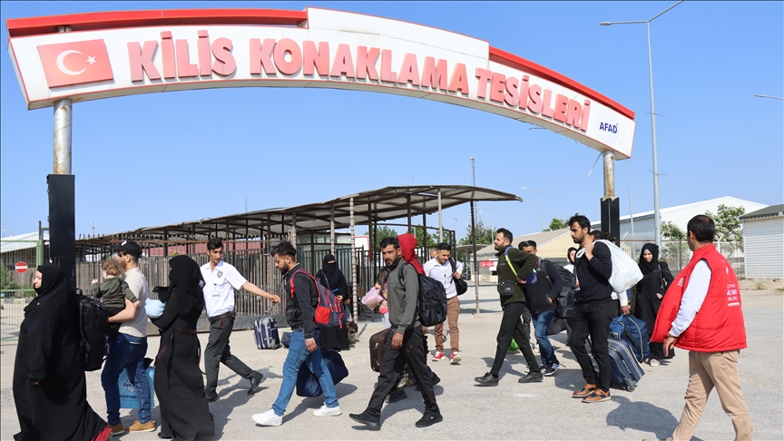 100,000 Syrians returned to their country in one month