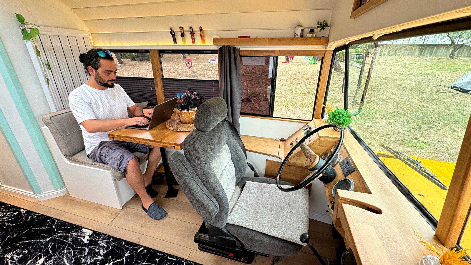 Kadir Mert turns “school bus” into a caravan, Samsun, Türkiye, Aug. 29, 2024. (AA Photo)