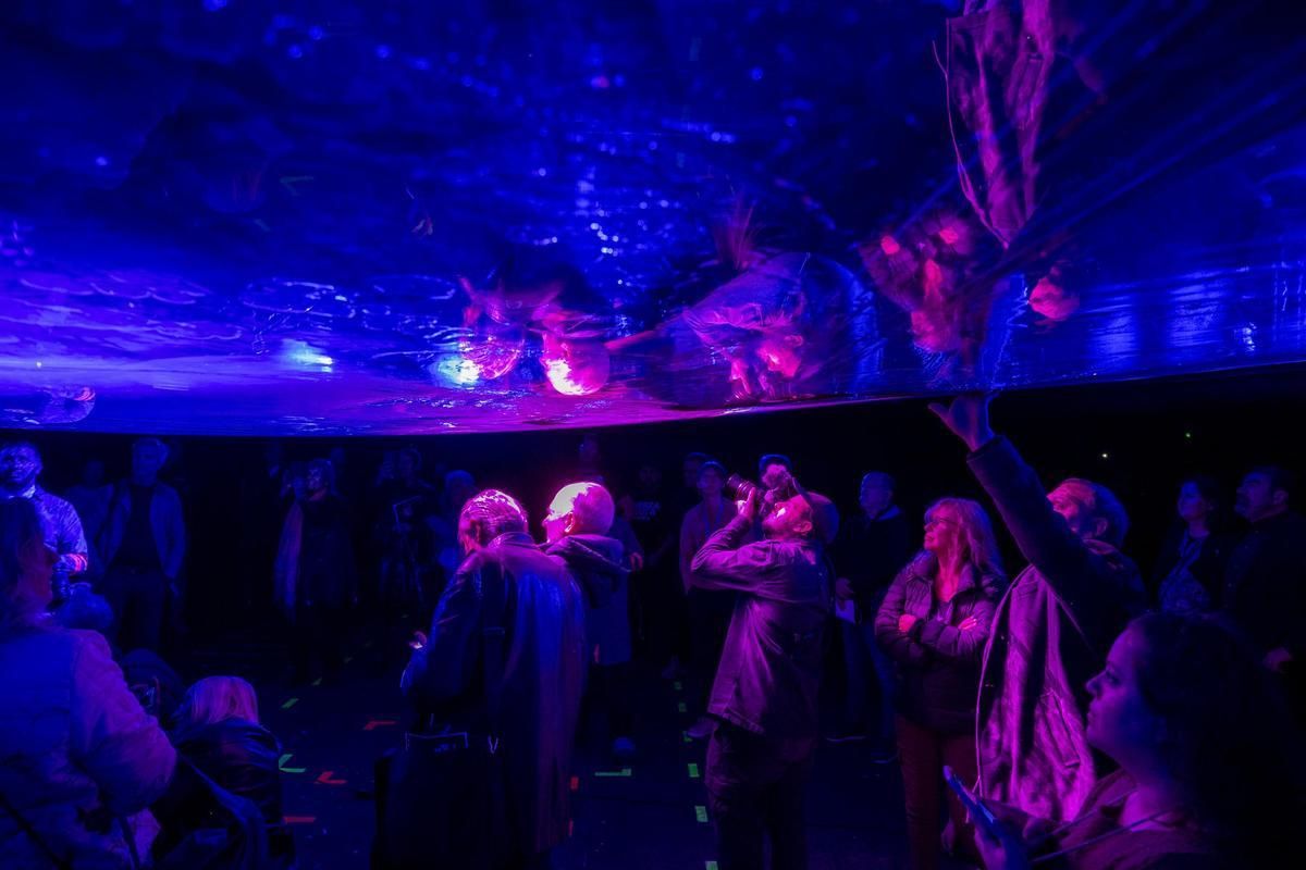 The show "Fuerza Bruta Wayra" comes to the dome of Las Arenas (Photo via Jordi Cotrina)