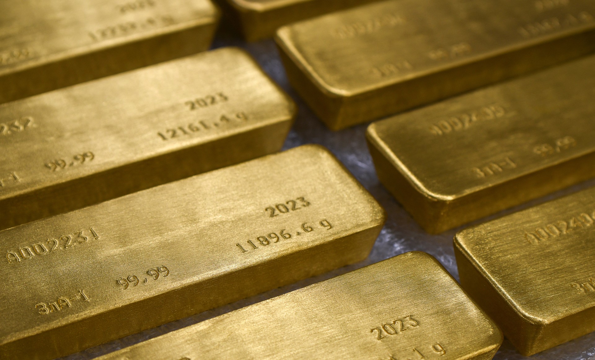 Gold surges to record $2,500 as Fed rate cuts loom