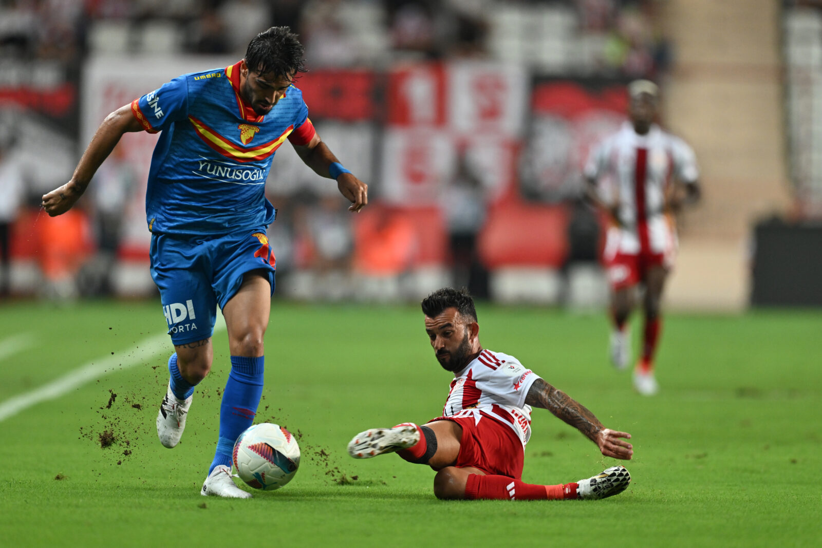 Trendyol Süper Lig'in ilk haftasında Antalyaspor ile Göztepe takımları Antalya'da karşılaştı. Antalyaspor'dan Güray Vural (yerde), rakibiyle mücadele etti. ( Orhan Çiçek - Anadolu Ajansı )<img src=