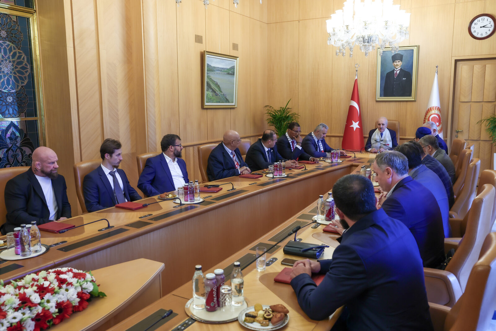 TBMM Başkanı Kurtulmuş, Güney Afrikalı Milletvekili Zwelivelile ve sporcu Jeff Monson ile bir araya geldi<img src=