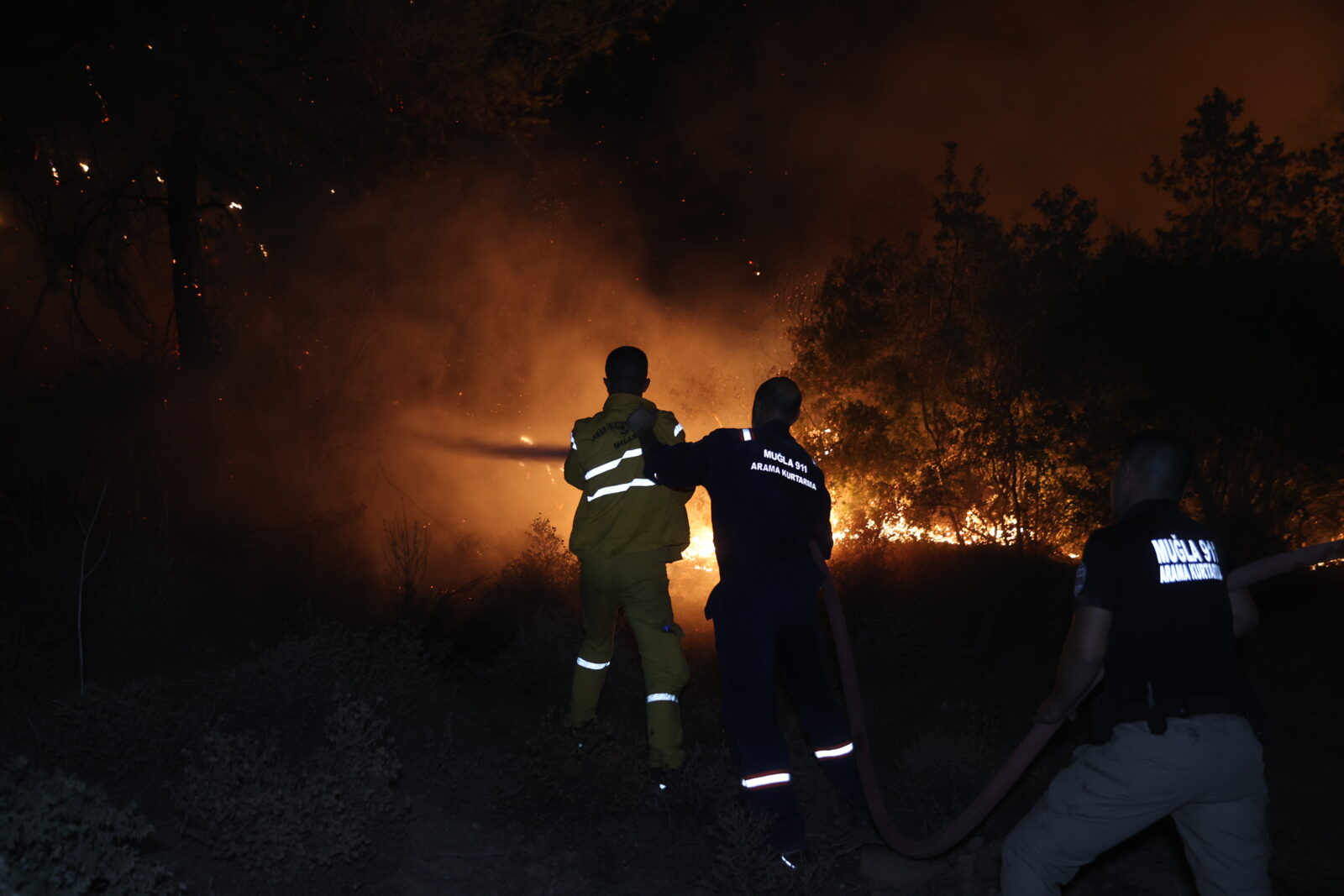 Muğla'nın Milas ilçesinde ormanlık alanda çıkan yangın söndürülmeye çalışılıyor. Beçin Çamovası yakınlarındaki ormanlık alandan dumanların yükseldiği ihbarı üzerine Muğla Orman Bölge Müdürlüğü ve Büyükşehir Belediyesinden çok sayıda ekip bölgeye sevk edildi. Ekipler, yangına karadan müdahale ediyor. ( Ali Ballı - Anadolu Ajansı )<img src=