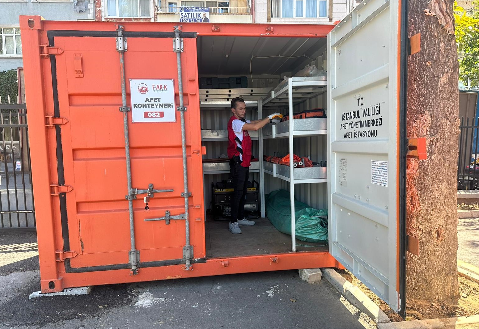 A picture of the earthquake disaster containers in Istanbul, Türkiye (AA Photo)