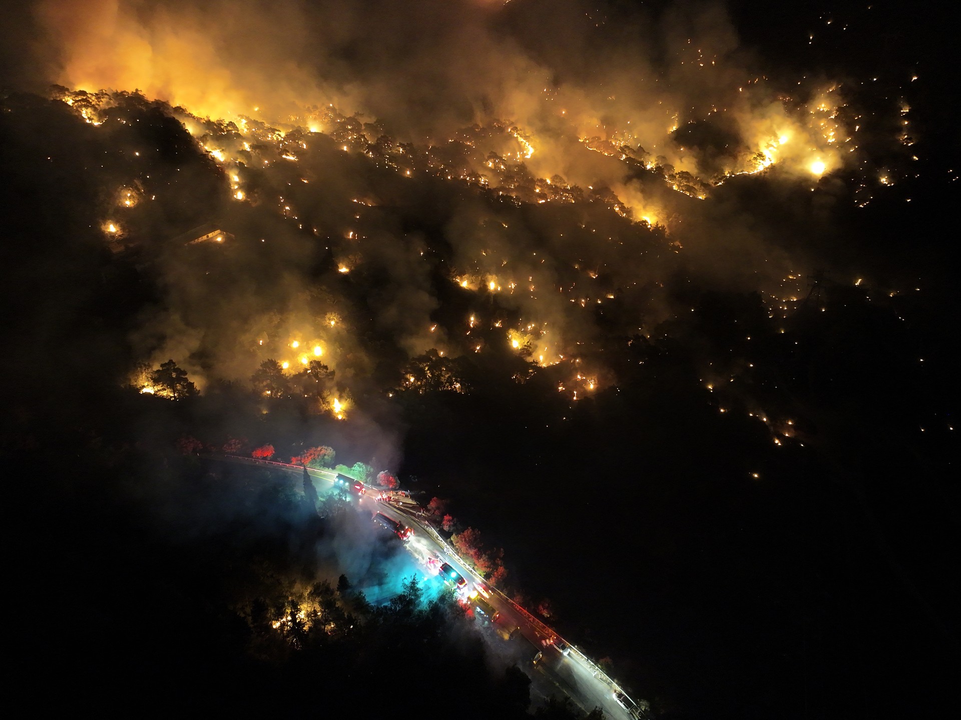 Türkiye deploys 583 hours of air operations, 7,662 tons of water to combat raging wildfires