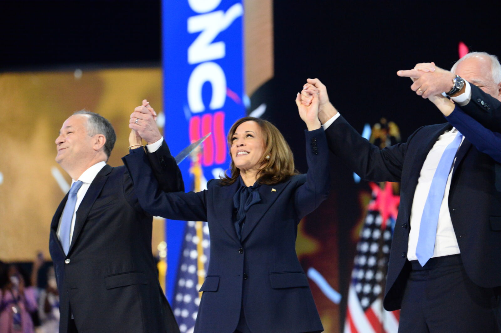ABD Başkan Yardımcısı ve Demokratların başkan adayı Kamala Harris, Amerika Birleşik Devletleri'nin Illinois eyaletindeki Chicago kentinde bulunan United Center'da düzenlenen Demokratik Ulusal Kongre'de (DNC) konuşma yaptı. Konuşması sonrası eşi Doug Emhoff, başkan yardımcısı adayı Minnesota Valisi Tim Walz ve eşi Gwen Walz ile kalabalığı selamladı. ( Jacek Boczarski - Anadolu Ajansı )<img src=