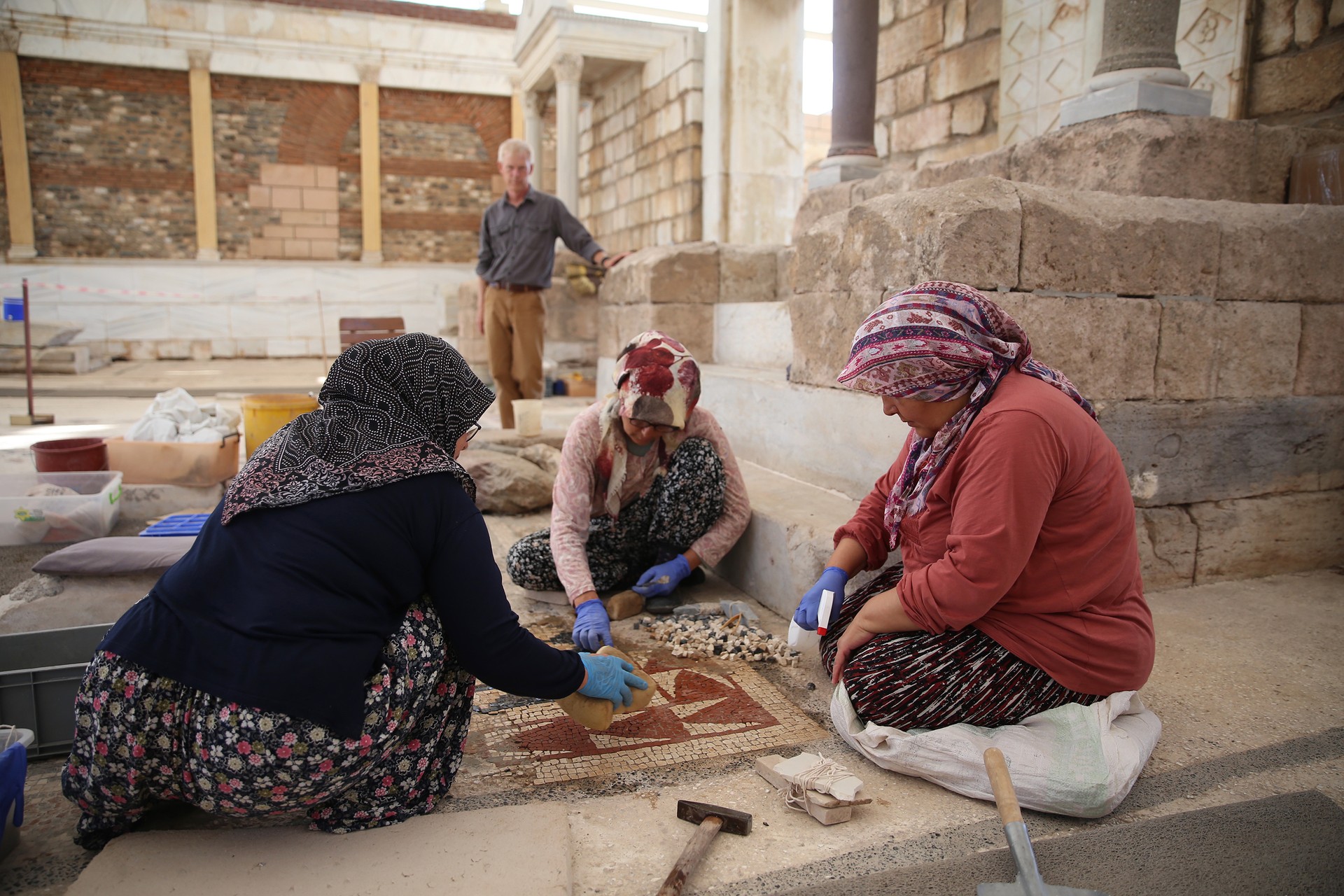 Ancient mosaics at Türkiye's ancient city of Sardes brought back to life by local women