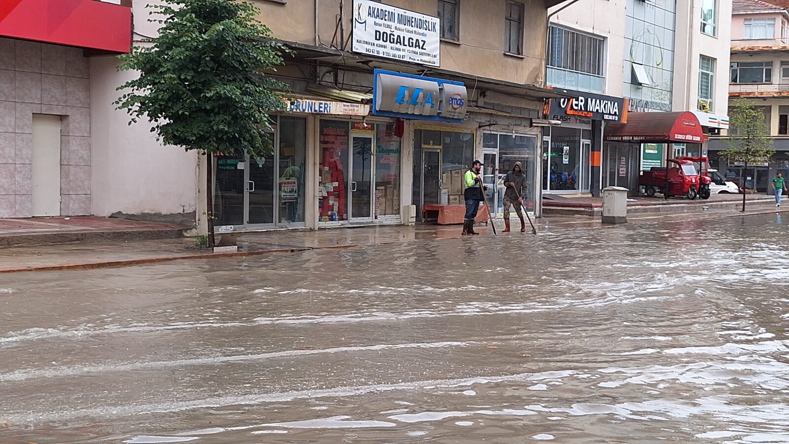 Samsun’un Bafra ilçesinde sağanak nedeniyle bazı iş yerlerini ve depoları su bastı. İş yeri sahipleri ve çalışanlar suyu kendi imkanlarıyla tahliye etmeye çalıştı. ( Emre Dilek - Anadolu Ajansı )<img src=