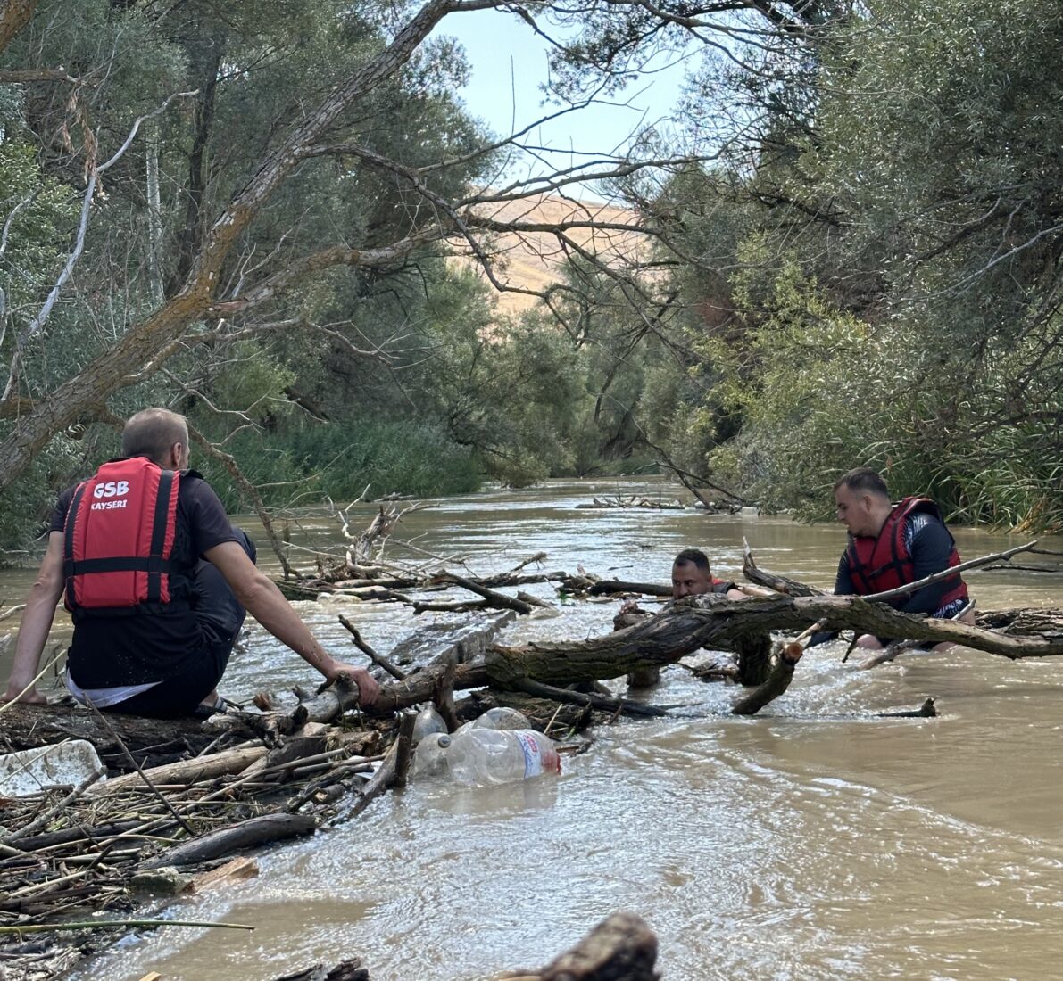 A volunteer team of 30 people, consisting of staff and athletes working at the Provincial Directorate of Youth and Sports in Kayseri, carries out cleaning work in Zamanti River, Türkiye, August 29, 2024 (AA Photo)