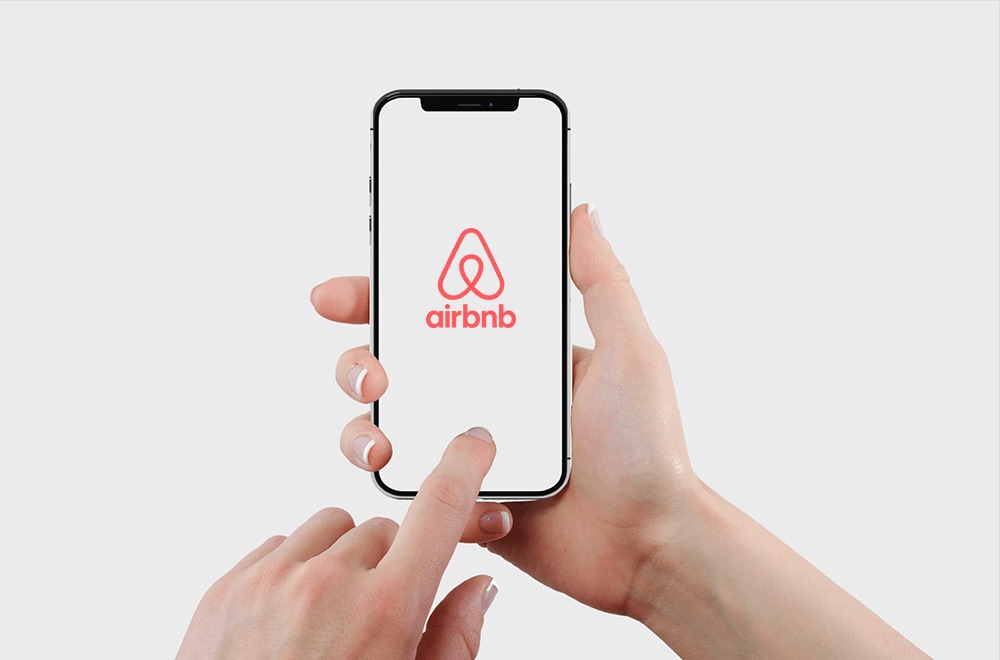 Design model of Airbnb mobile app on a phone (Photo by cmile.in)