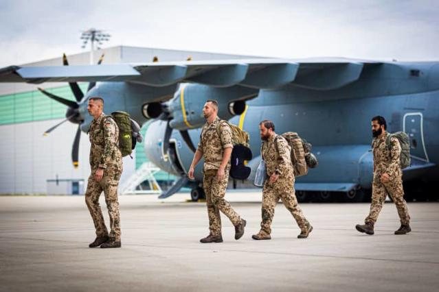 Bundeswehr soldiers leave an Airbus A400M transport aircraft of the German Air Force, which landed shortly beforehand at Wunstorf Air Base in the Hanover region. (Photo by Moritz Frankenberg via dpa)
