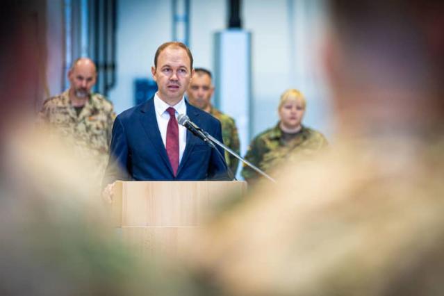 Nils Hilmer, State Secretary in the German Ministry of Defence, speaks to Bundeswehr soldiers at a return roll call in a hangar at Wunstorf Air Base in the Hanover region. (Photo by Moritz Frankenberg via dpa)