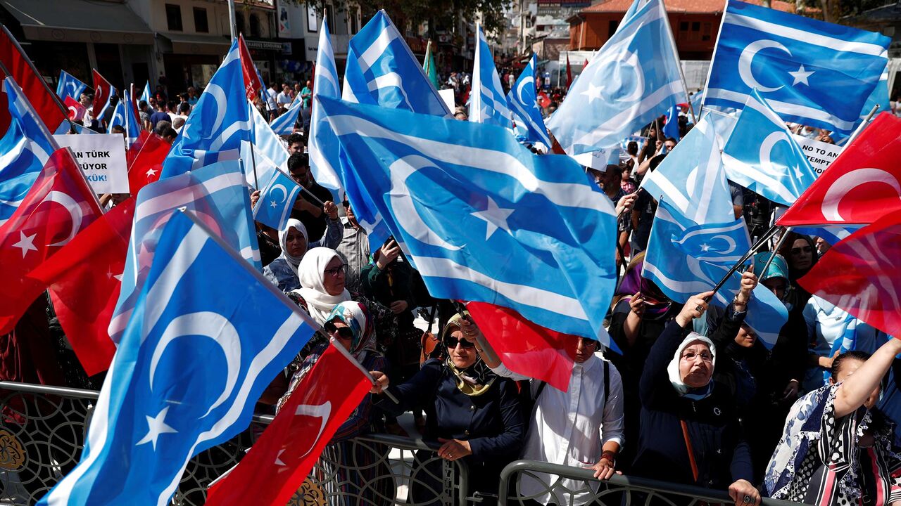 Demonstrators wave Turkish and Iraqi Turkmen (blue) flags during a protest against the independence referendum in northern Iraq in in Istanbul, Türkiye on Sept. 17, 2017. (Reuters Photo)
