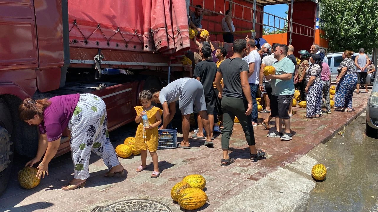 He distributed melons to the public for free (via Antalya Ekspres)