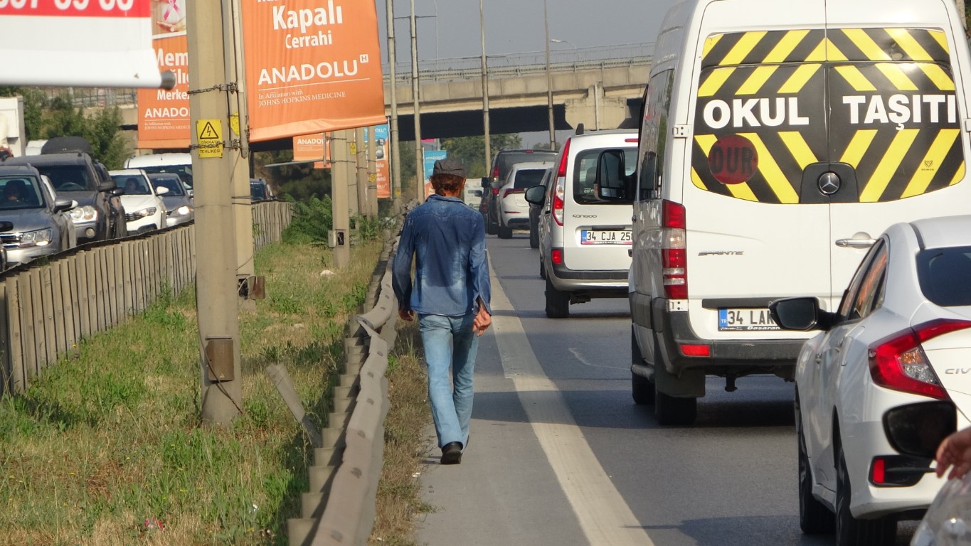 Selami Salman, man who walked miles daily on E-5 highway, Istanbul, Turkey (IHA Photo)