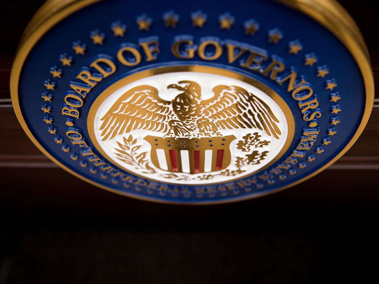 The seal for the Board of Governors of the Federal Reserve System is displayed in Washington, D.C., U.S., June 14, 2017. (Reuters Photo)