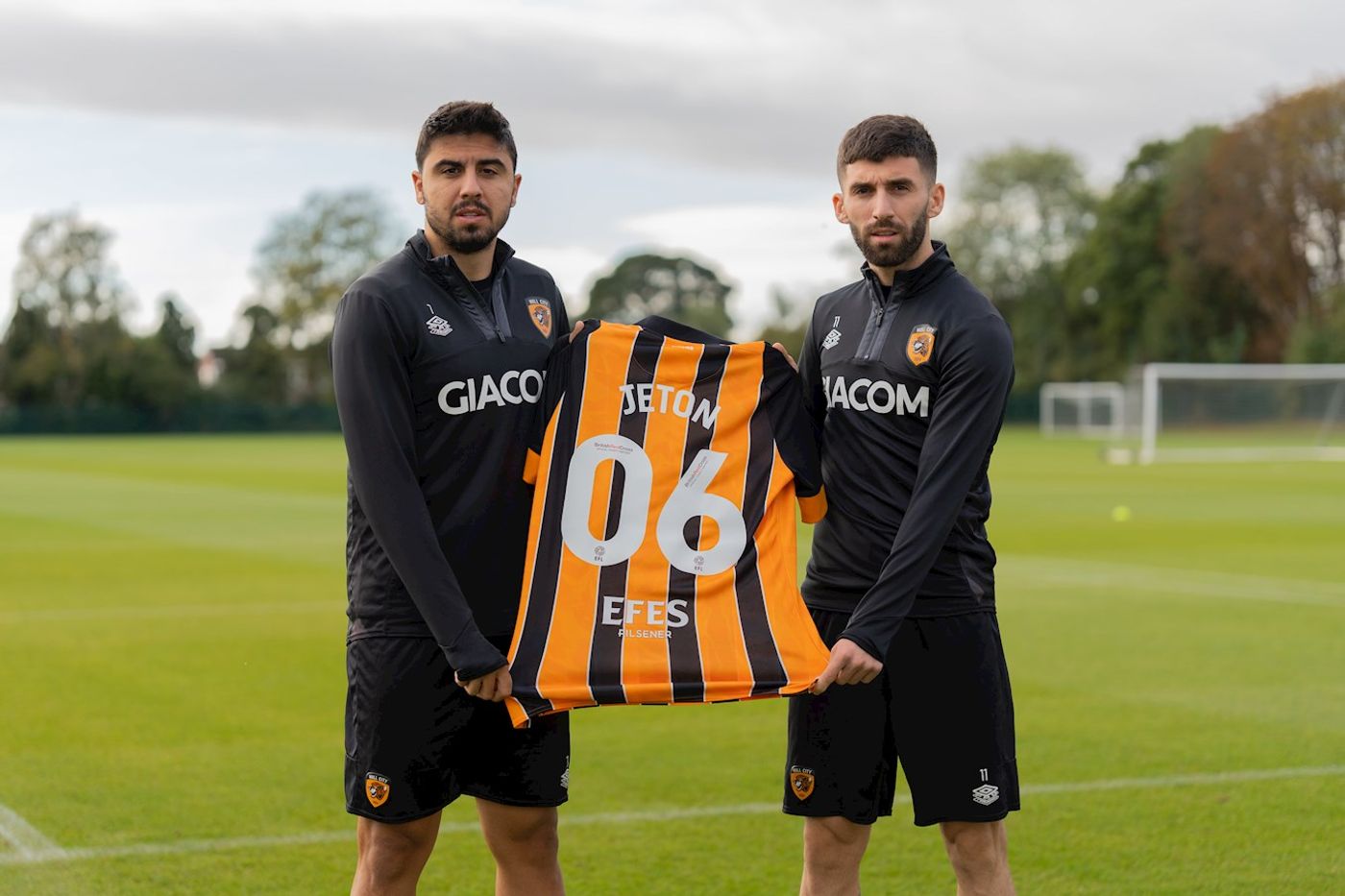 Hull City players pose with the sponsor's name. (Via Hull City)