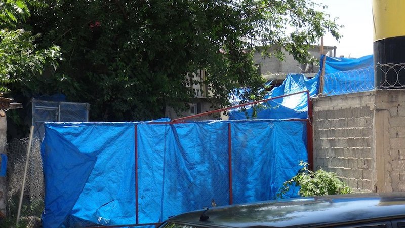 Blue tarps obscured the view of the Tarsus excavation site, Türkiye. (Photo via Reddit)