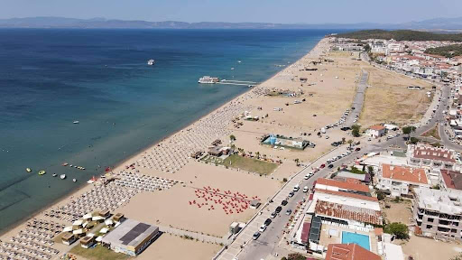 Enjoy the long, clean shores and refreshing waters of Sarimsakli Beach, a top destination in Ayvalik, August, 2024. (Photo Gazete Ayvalik)