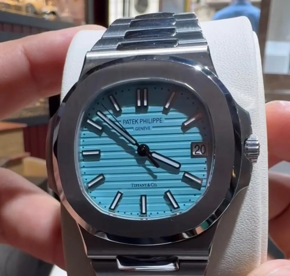 a Patek Philippe watch, priced at €1 million (via A Haber)