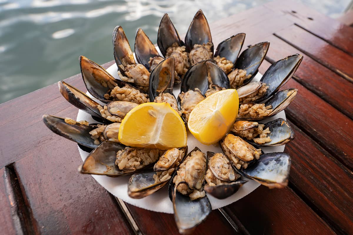 Savor the rich flavors of stuffed mussels, a true Turkish street food delight, September, 2024. (Photo GoTurkiye)