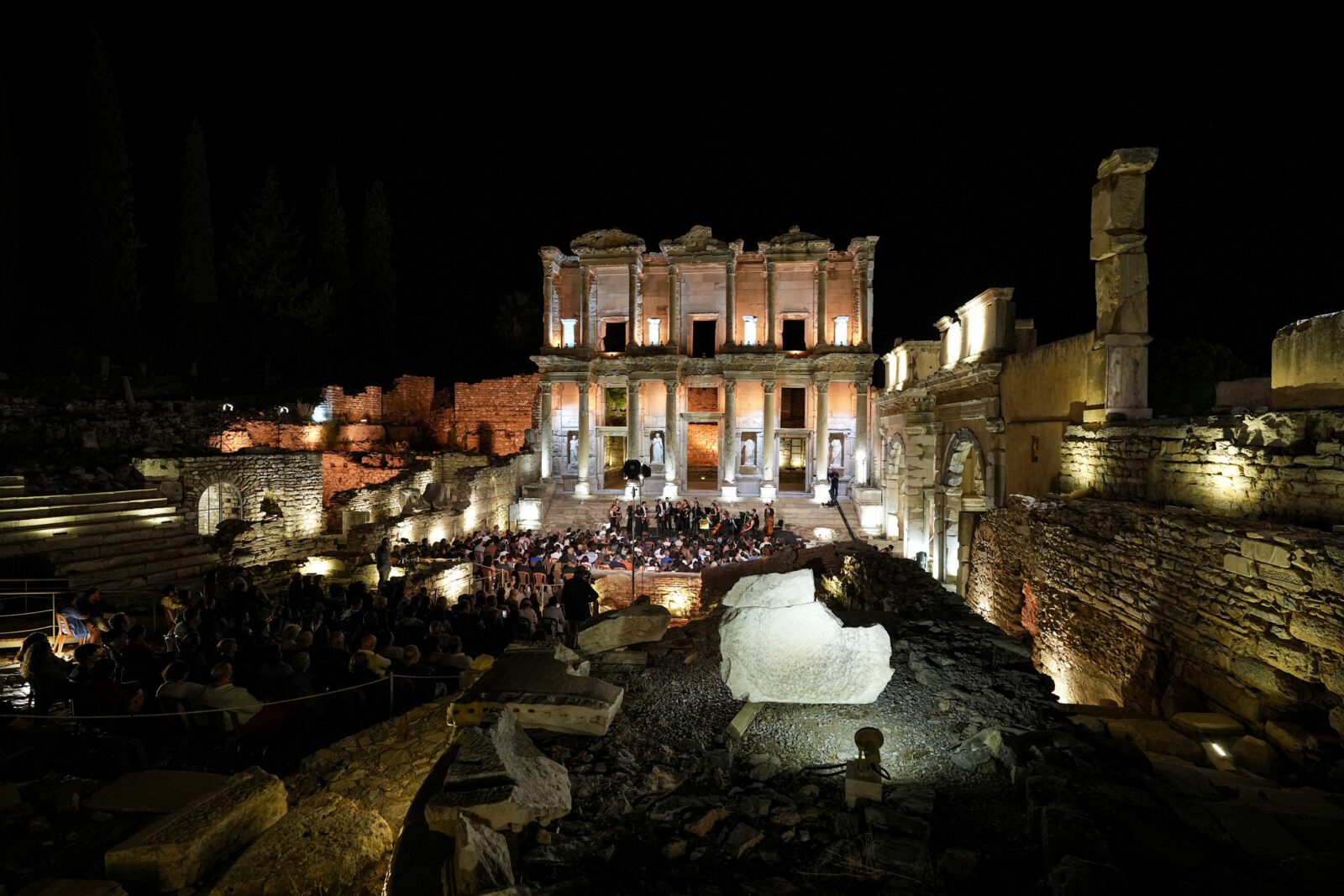 The first concert of the Night Museum Concert Series, organized by the Ministry of Culture and Tourism's General Directorate of Fine Arts, took place at the Celsus Library in the Ephesus Ancient City, Türkiye, Sept. 22, 2024. (AA Photo)