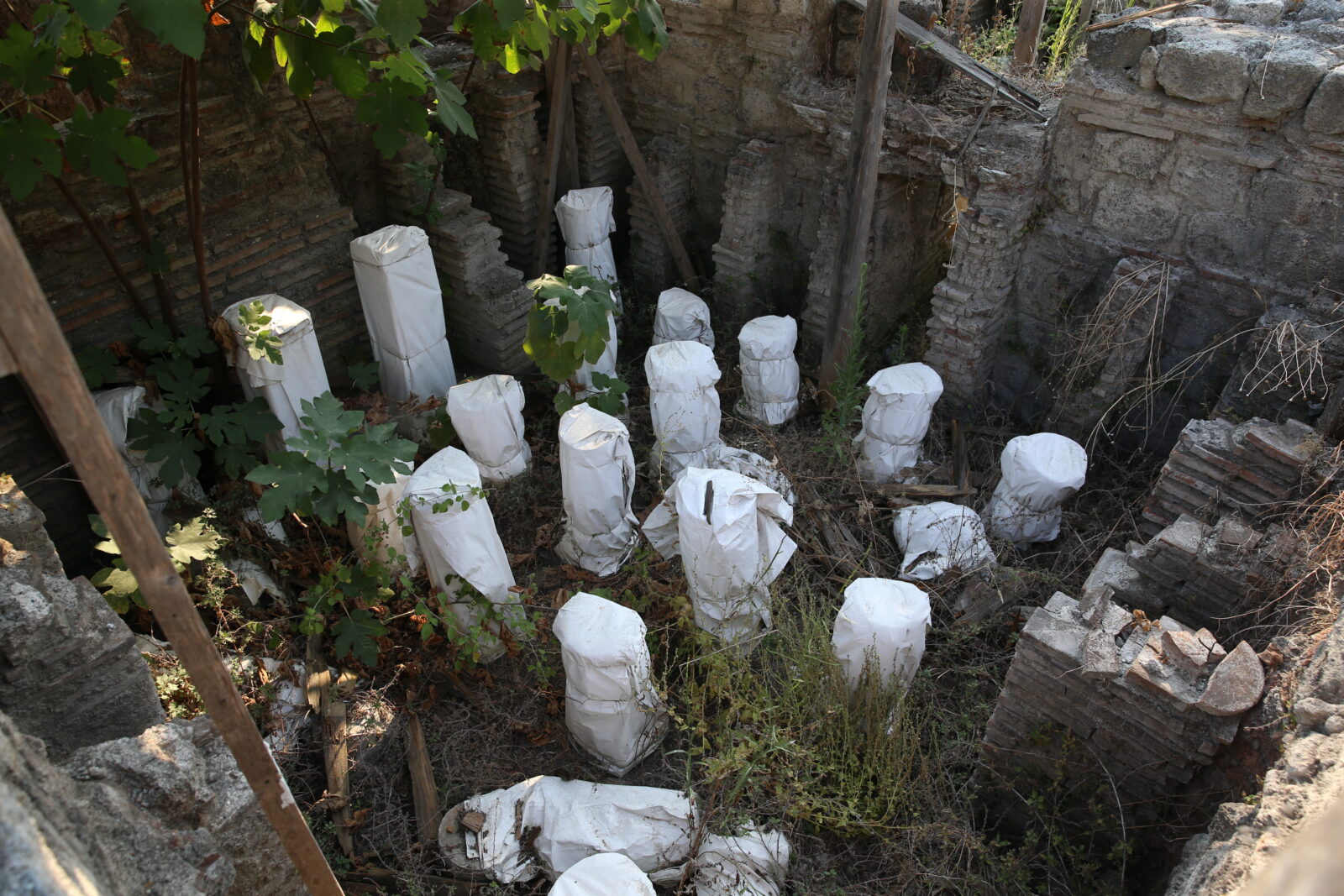 Work continues to bring Artemis Bath located in ancient city of Epiphaneia in Erzin district of Hatay to tourism, Türkiye, Sept. 12, 2024. (AA Photo)