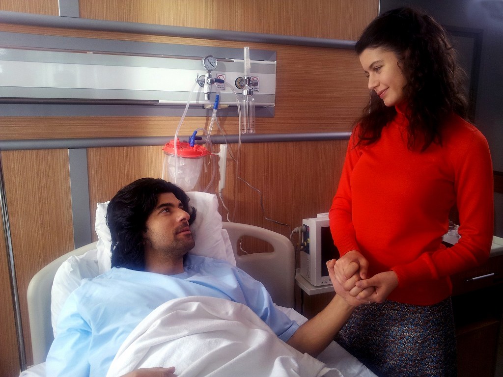 An unforgettable moment from 'Fatmagül'ün Suçu Ne?' where Engin Akyurek and Beren Saat share a heartfelt connection, capturing the depth of their characters' emotions, January 25, 2012. (Beyazperde Photo)