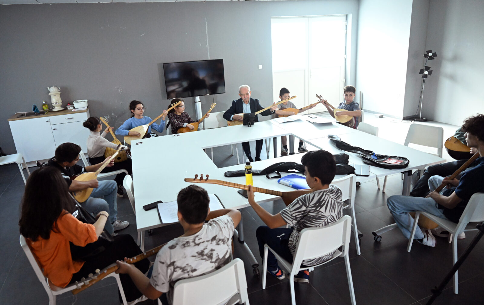 Ismail Erdogdu, a cultural bridge-builder for 60 years, teaching the next generation the art of saz in Belgium, Sept. 30, 2024. (AA Photo)
