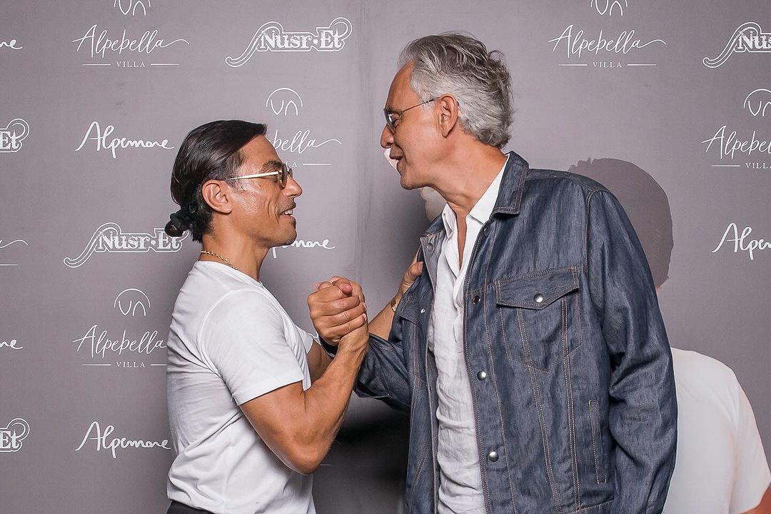 Nusret Gokce and Andrea Bocelli share a handshake after the successful event at Villa Alpebella, Forte dei Marmi, Italy. (Photo via Instagram / @alpemare_fortedeimarmi)