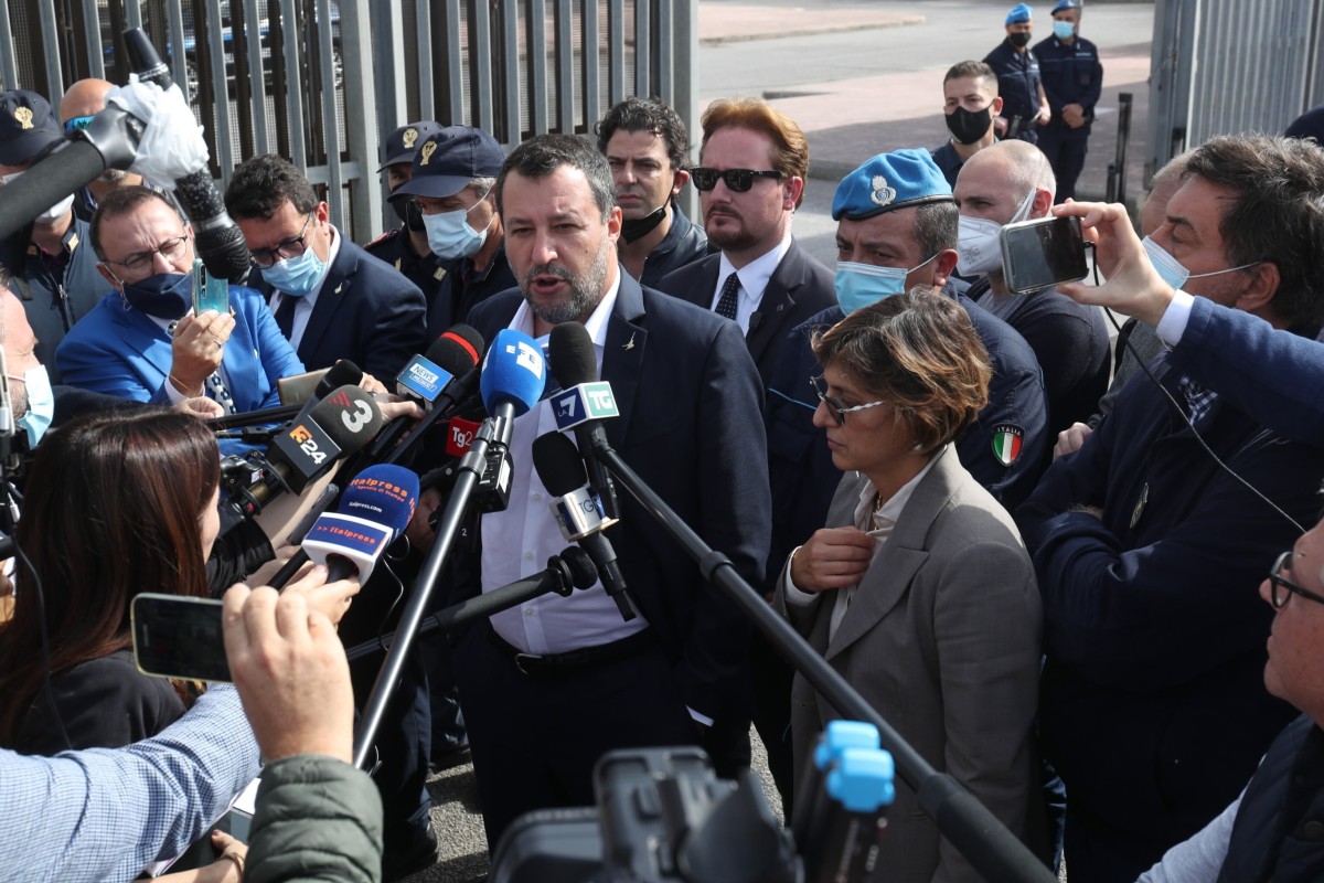 Matteo Salvini, centre, in front of the Pagliarelli prison after a hearing on the Open Arms trial in Palermo, Sicily, southern Italy on 2021. (Photo: EPA-EFE)