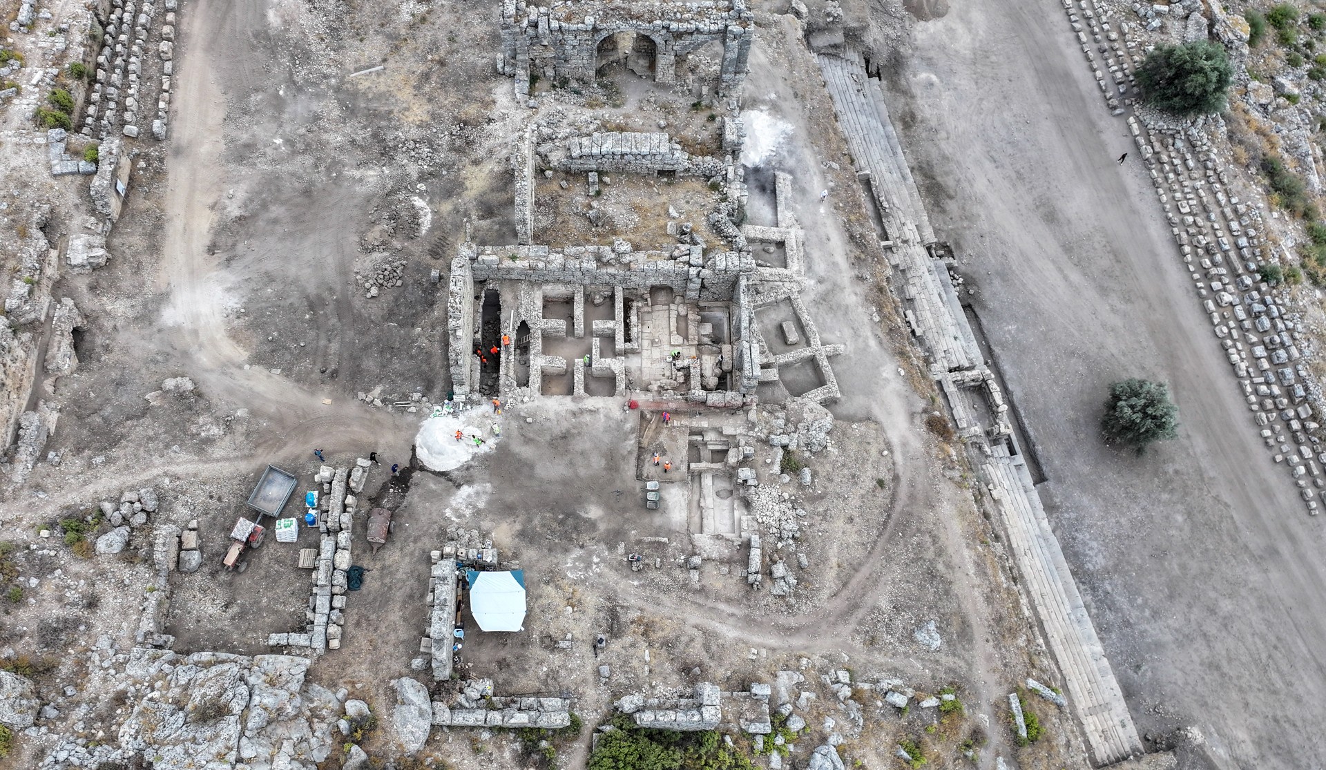 Turkish bath found atop ancient Roman structure in Türkiye's Sillyon