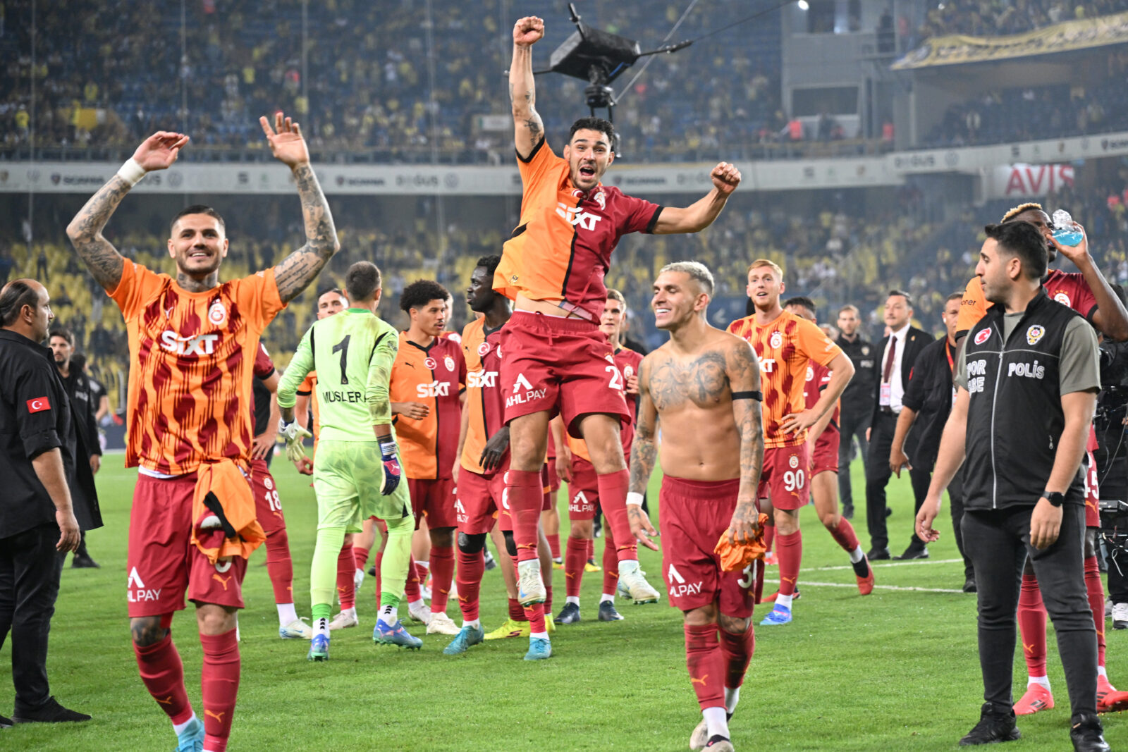 ISTANBUL, TURKIYE - SEPTEMBER 21: Players of Galatasaray greet fans as they celebrate winning following the Turkish Super Lig 6th week match between Fenerbahce and Galatasaray at Ulker Stadium in Istanbul, Turkiye on September 21, 2024. ( İsa Terli - Anadolu Agency )<img src=