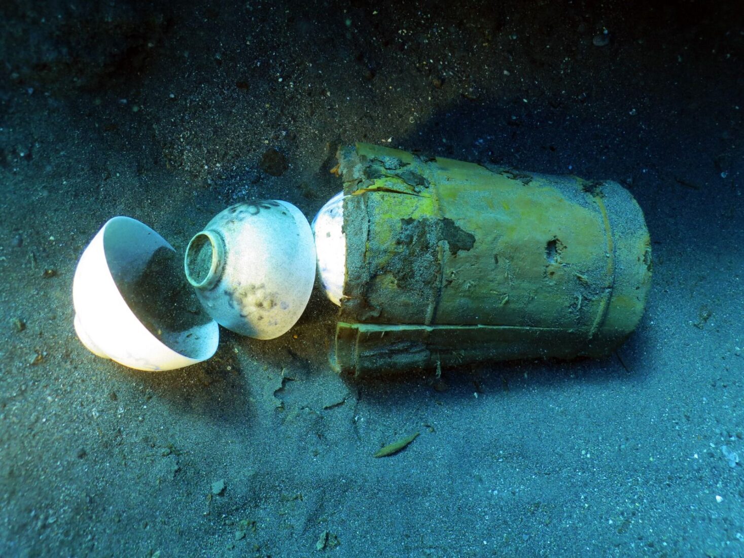 New findings from the ongoing excavations at the Kizilan Ottoman Shipwreck off the coast of Datca, Mugla, reveal artifacts linked to the Ottoman Empire. The photo showcases a set of blue-painted porcelain bowls, believed to have been produced for Islamic markets in China, September 21, 2024. (AA Photo)