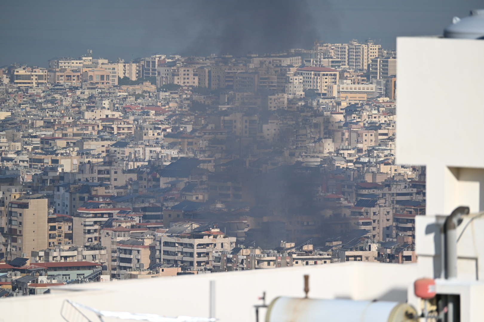 The Israeli army continues its airstrikes on the Dahiyeh region, south of the Lebanese capital Beirut. Thick smoke rose from the area as a result of the attack (AA Photo)