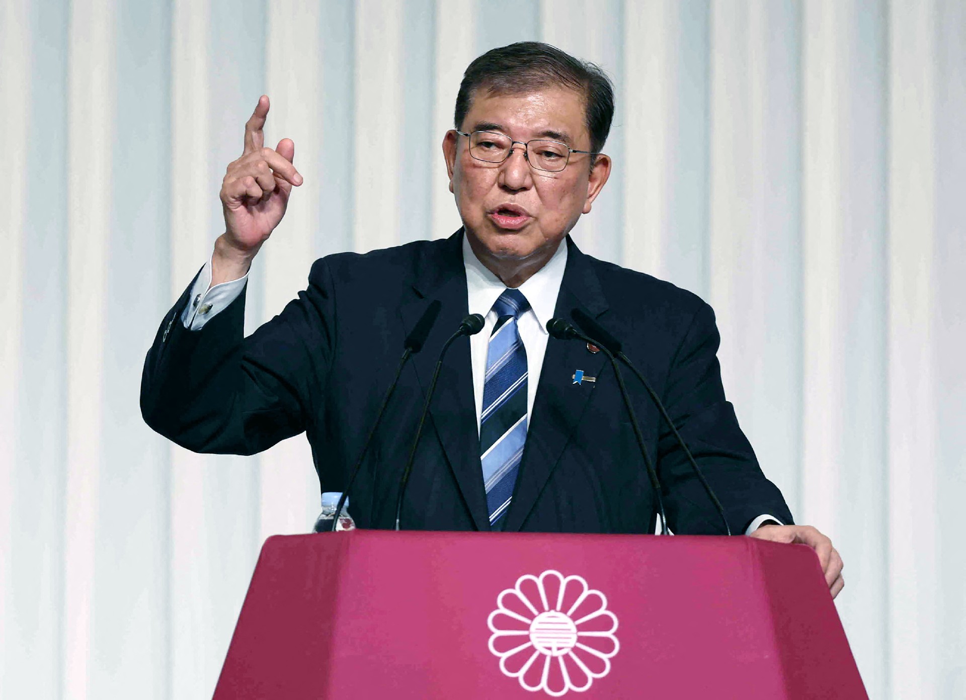 Japanese stocks plummet as Shigeru Ishiba assumes leadership