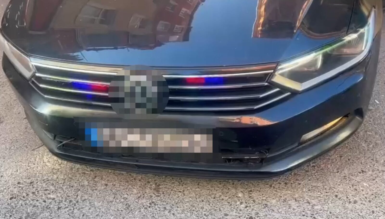 An illegally operating strobe-lighted car in traffic, Istanbul, Türkiye (IHA Photo