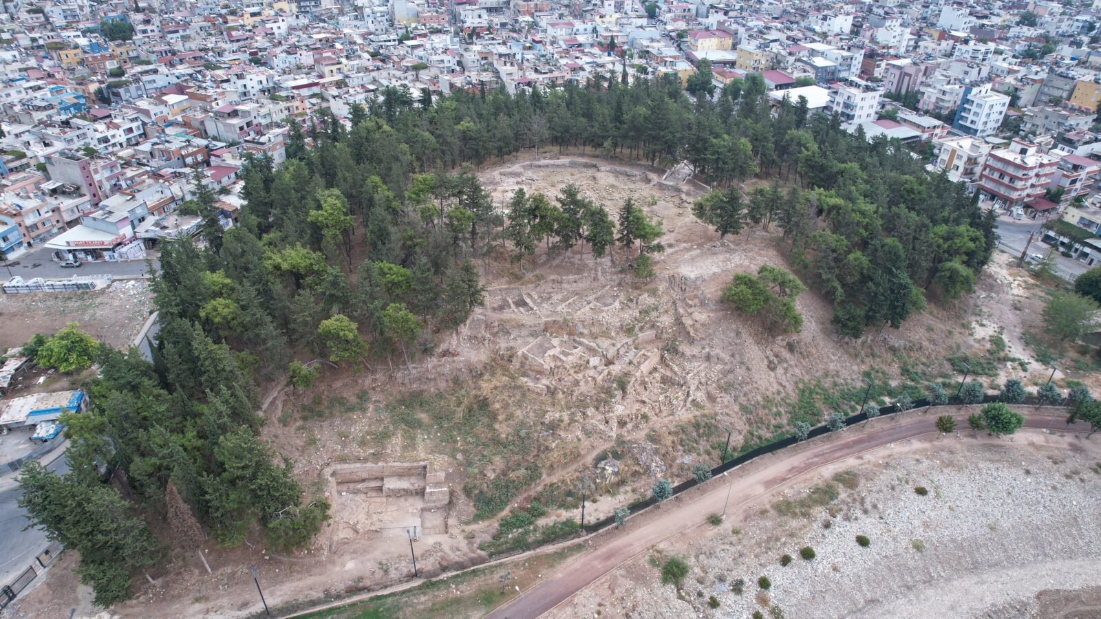 Excavations at 9,000-year-old Yumuktepe Hoyuk in Mersin, Türkiye, are underway as part of an archaeopark project led by Professor Giulio Palumbi, Türkiye, Sept. 9, 2024. (AA Photo)