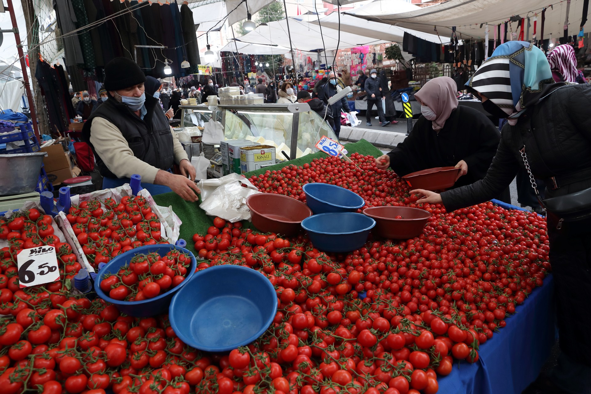 What is on agenda of Istanbulites? Economic concerns, stress dominate discussions