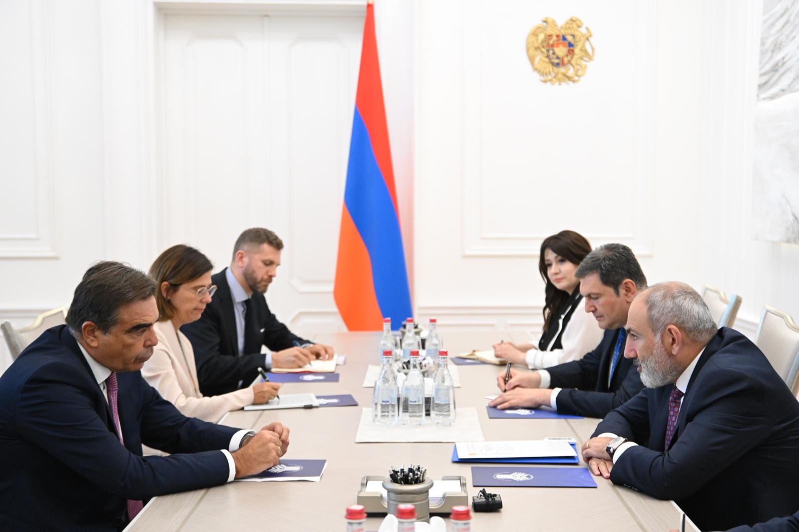 Margaritis Schinas and Armenian Prime Minister Nikol Pashinyan. (via X) 