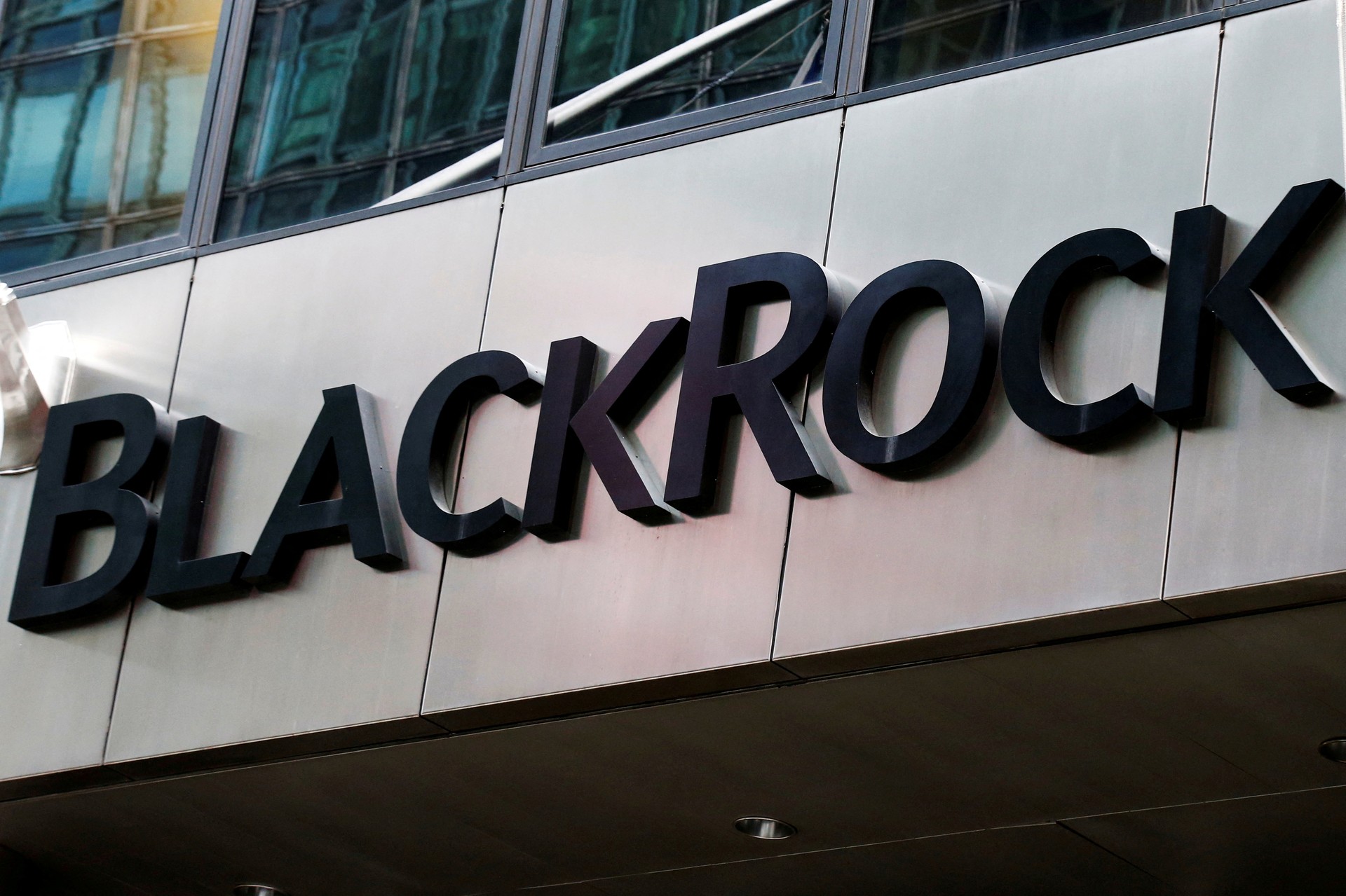 BlackRock logo is seen outside of its offices in New York City, U.S., October 17, 2016.  (Reuters Photo)