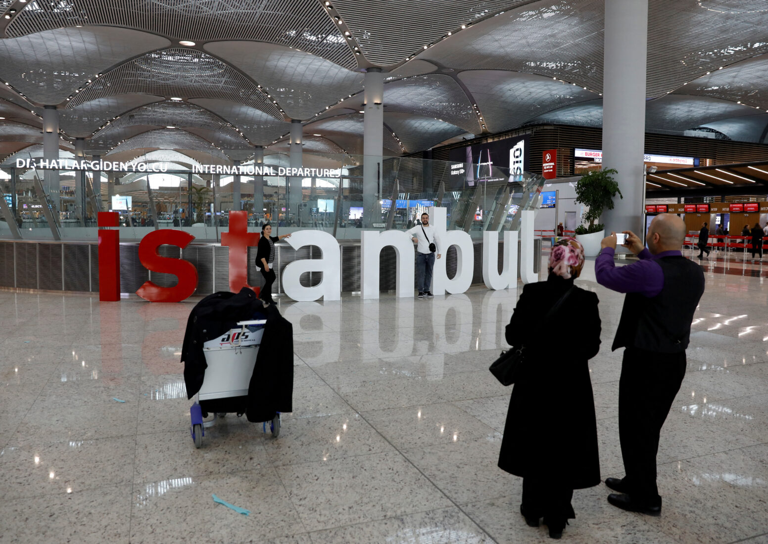 Passengers take photos at the city's new Istanbul Airport in Istanbul, Türkiye, April 6, 2019. (Reuters Photo)