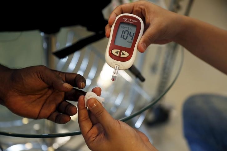 A paramedic (R) checks the blood sugar level of a patient at SS Diabetes Care clinic in Jakarta, Indonesia, April 22, 2016. (Reuters/Beawiharta)