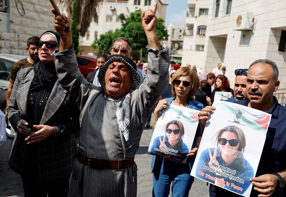 People holding Aysenur Egzi Eygi's pictures.