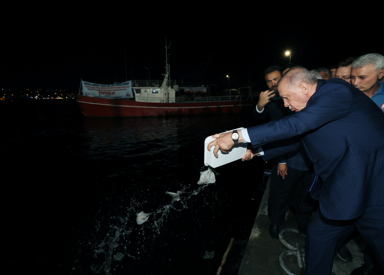 A symbolic fish release into the sea by Erdogan and officials. (Photo via TRT) 