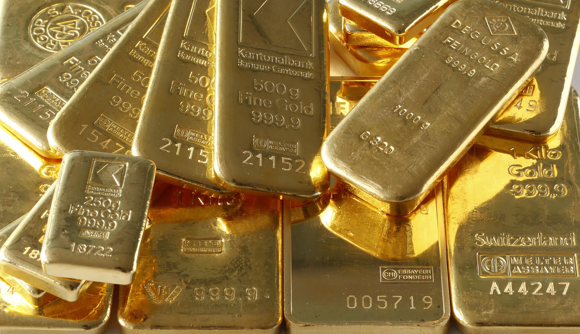 Gold prices rise, aligning with Goldman Sachs’ record forecast