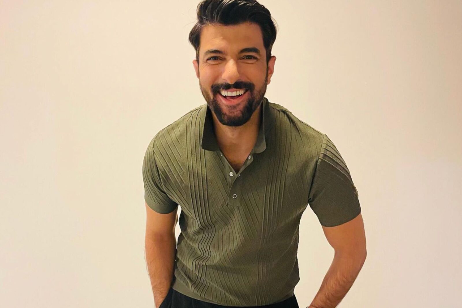 Engin Akyurek captivates with his charming smile, reflecting his warm and charismatic personality, October 12, 2022. (Photo via Instagram / @enginakyurek)