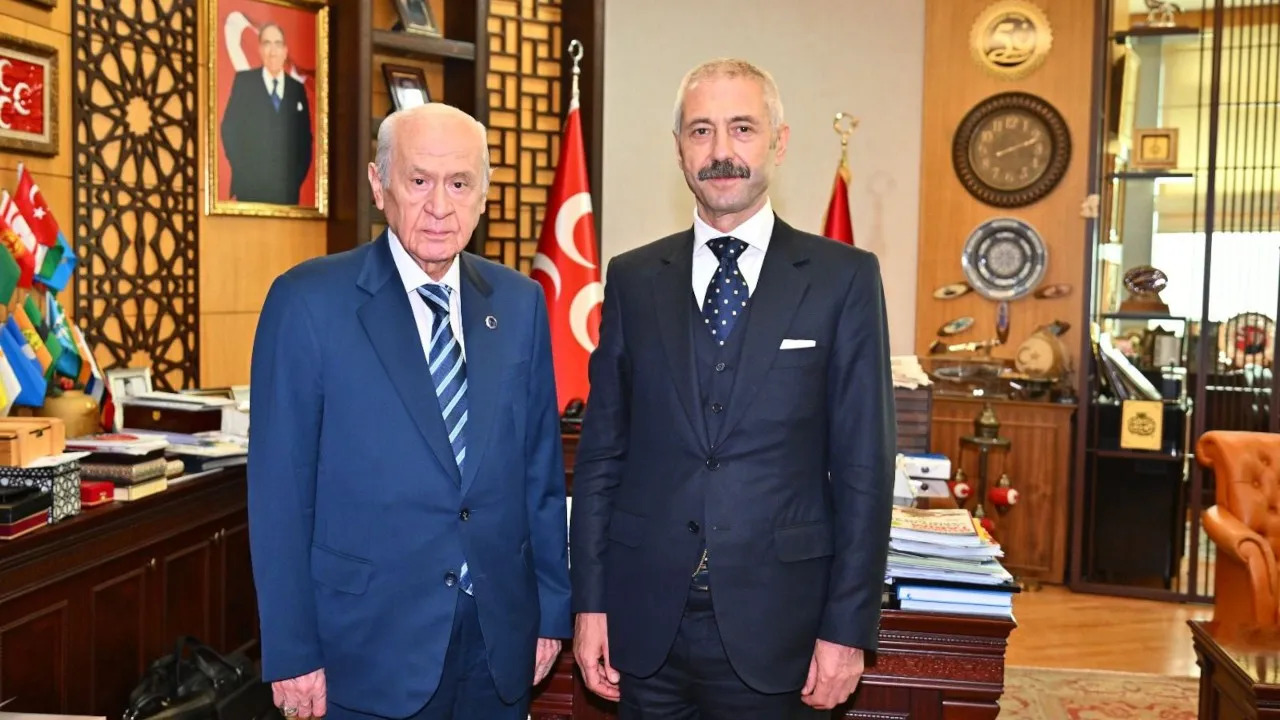 Sahinler mafia group leader Sedat Sahin (right), Nationalist Movement Party Chairman Devlet Bahceli (left), via Duvar